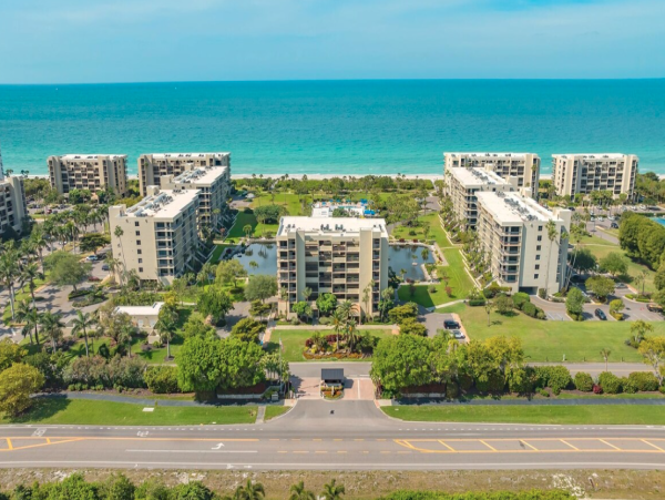 Beachfront Longboat Key Vacation Condo with Tennis Courts